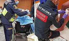 Pomogli niepełnosprawnemu bezdomnemu. Mimo chłodu spał na ławce