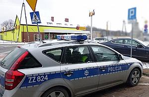 W aucie przed Biedronką znaleziono ciało mężczyzny