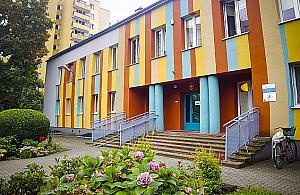 Rodzice odwożą dzieci do przedszkola przy Mokrej i dostają mandaty