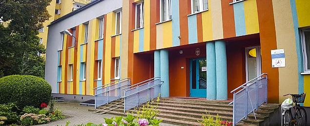 Rodzice odwożą dzieci do przedszkola przy Mokrej i dostają mandaty