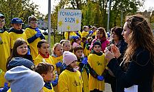 Dzieci zasadziły tysiące żonkili. Pomogli Andrzej Strejlau i Sidney Polak