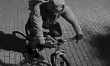 Na Smoleńskiej włamał się do chryslera. Szuka go policja