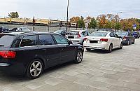 Parking na Powązkach pęka w szwach. Obok wielki, pusty chodnik