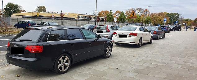 Parking na Powązkach pęka w szwach. Obok wielki, pusty chodnik