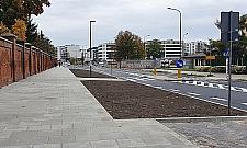 Parking na Pow±zkach pêka w szwach. Obok wielki, pusty chodnik