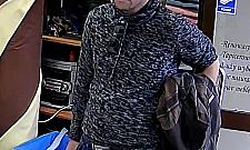 Kradzież w zakładzie tapicerskim na Bródnie. Rozpoznajesz tych mężczyzn?