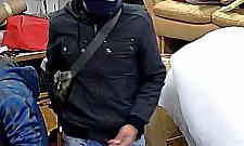 Kradzież w zakładzie tapicerskim na Bródnie. Rozpoznajesz tych mężczyzn?