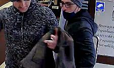 Kradzież w zakładzie tapicerskim na Bródnie. Rozpoznajesz tych mężczyzn?