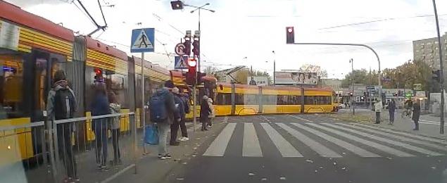 Kolizja dwóch tramwajów. Kierowca nagrał zderzenie