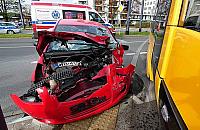 Zderzenie na Jelonkach. Auto wjechało pod tramwaj