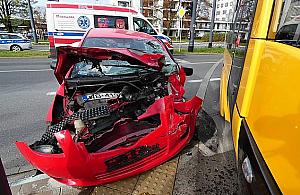 Zderzenie na Jelonkach. Auto wjechało pod tramwaj