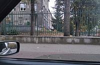 Mężczyzna popchnął 10-latka na ogrodzenie. Rodzice szukają świadków