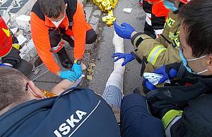 Walący się mur przygniótł kobietę. Pomogli nastolatkowie