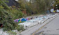 Walący się mur przygniótł kobietę. Pomogli nastolatkowie