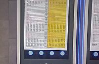 Dworzec Gdański: nakleili na wyświetlaczach papierowe rozkłady