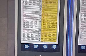 Dworzec Gdański: nakleili na wyświetlaczach papierowe rozkłady