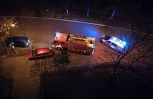 Zaparkowane auta blokowały strażaków