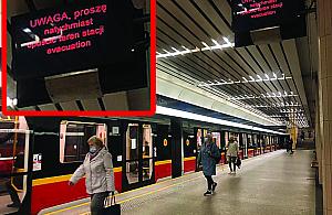 Metro jeździ, na wyświetlaczach "ewakuacja". Urzędnicy nie widzą problemu