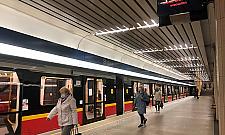 Metro jeździ, na wyświetlaczach "ewakuacja". Urzędnicy nie widzą problemu