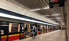 Metro jeździ, na wyświetlaczach "ewakuacja". Urzędnicy nie widzą problemu
