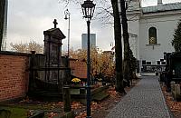 Gazowe latarnie wracają na Powązki. Będzie też remont części chodników