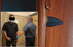 Awantura na Woli. Rzucił się na kobietę i wbił nóż drzwi