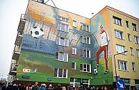 "Piłka jest okrągła...". Powstał mural z Kazimierzem Górskim