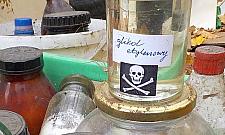 Niebezpieczne chemikalia porzucone w Falenicy