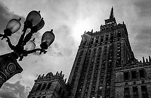 Radna chce podświetlić Pałac Kultury na... czarno. Ratusz: "Niewykonalne"