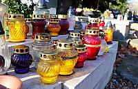 Tony śmieci z Powązek. "Znicze nie nadają się do recyklingu"