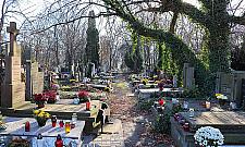 Tony śmieci z Powązek. "Znicze nie nadają się do recyklingu"