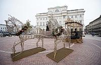 Coraz bliżej święta. Już montują dekoracje