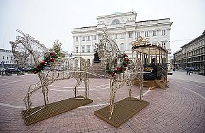 Coraz bliżej święta. Już montują dekoracje