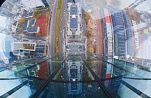 Powstał taras ze szklaną podłogą. Niezwykła atrakcja w Warszawie