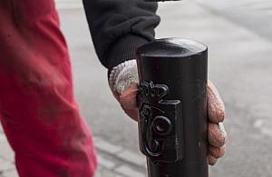 Spór o słupki na Bemowie. "Zaczęli montaż, ale mieszkańcy wybiegli z bloku"