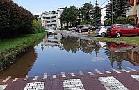 Mokro i niebezpiecznie na Mirtowej. Czekają na chodnik od lat