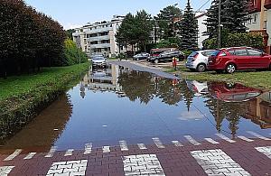 Mokro i niebezpiecznie na Mirtowej. Czekają na chodnik od lat