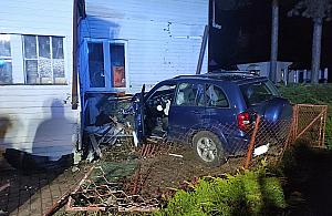 Samochód wbił się w dom. "Zgłoszenie dotyczyło wybuchu telewizora"