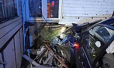 Samochód wbił się w dom. "Zgłoszenie dotyczyło wybuchu telewizora"