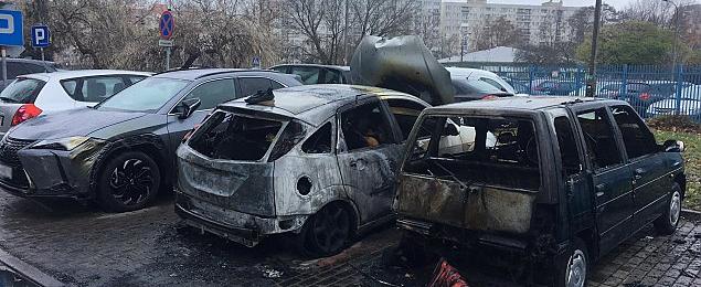 Na Bródnie płoną samochody. Policja nie łączy spraw