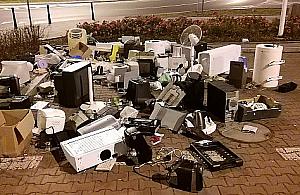Sterta elektrośmieci pod ratuszem. Najbliższy śmietnik w Wilanowie