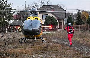 Włamywacz spadł z dachu. Do szpitala poleciał śmigłowcem