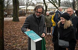 Celebryci sadzili drzewa na Woli. Akcja ku czci powstańców
