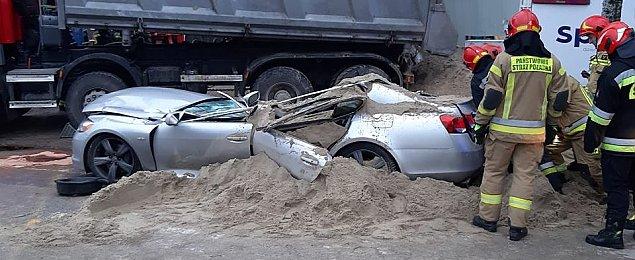 Wywrotka zmiażdżyła lexusa. Formalnie to... kolizja