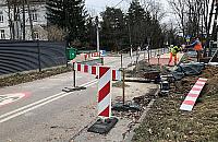 Podnoszą skrzyżowania, montują progi. Zmiany na Wiśniewie