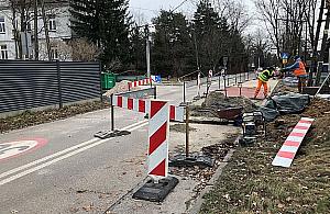 Podnoszą skrzyżowania, montują progi. Zmiany na Wiśniewie