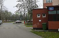 Starszy pan zniszczył szlaban, bo... zdenerwował się na administrację