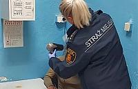 Wawrzyszew: Kobieta spa�a na klatce schodowej
