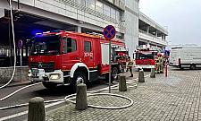 Groźny pożar na parkingu Wola Parku. Właściciel poszedł na zakupy