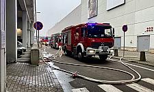 Groźny pożar na parkingu Wola Parku. Właściciel poszedł na zakupy